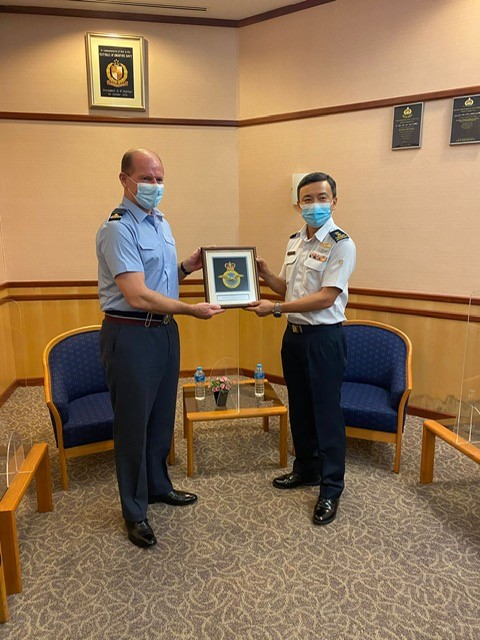Air Chief Marshal Sir Mike Wigston and Major-General Kelvin Khong hold award.
